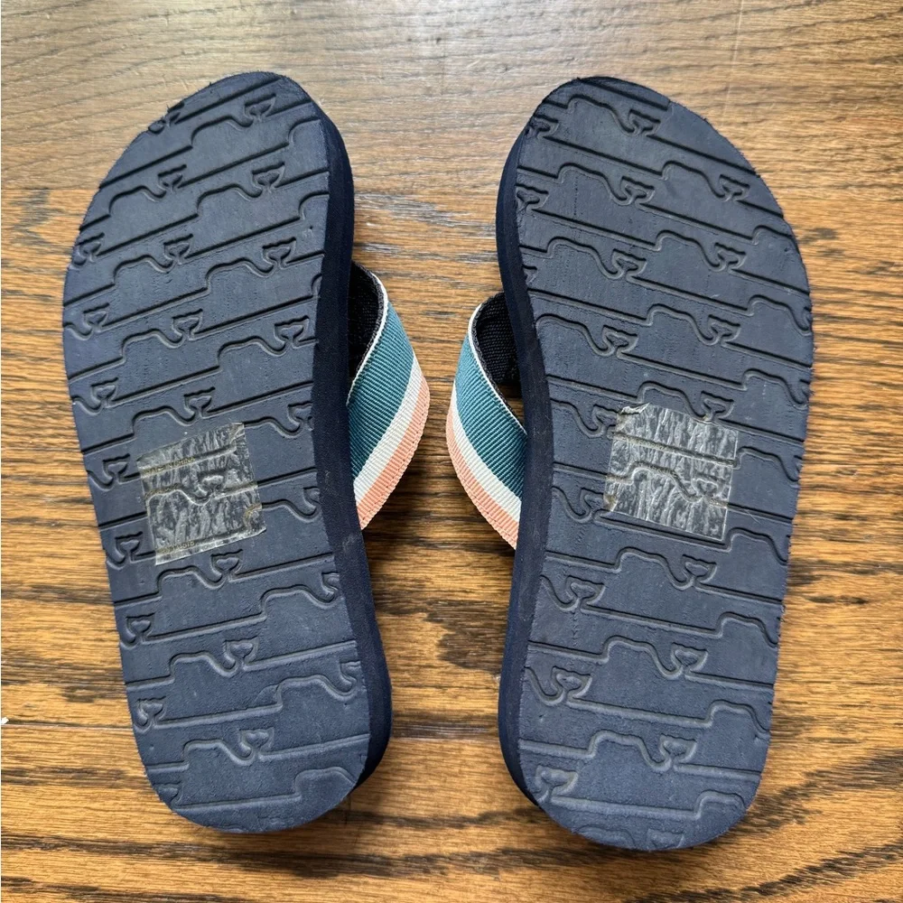 Vineyard Vines Kids Navy Flip Flops with Whale Logo, size 13